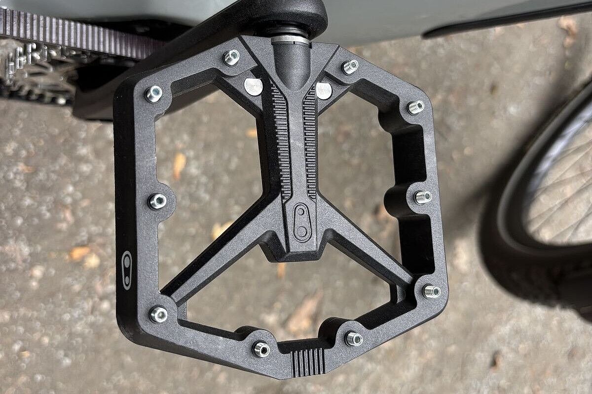 Großaufnahme eines Pedals mit Pins, kleinen Schrauben, die sich in die Schuhsohle bohren. 