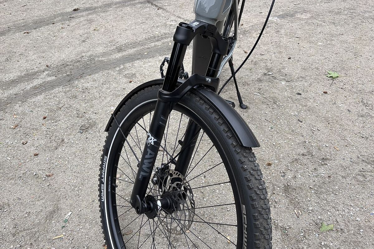 Großaufnahme einer schwarzen Fox-Federgabel an einem grauen Fahrrad. 