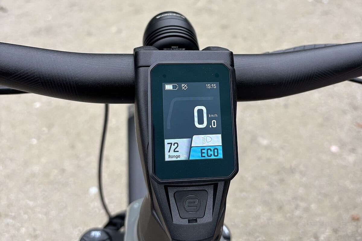 Großaufnahme eines Pedelec-Displays an der Vorbauklemmung. 