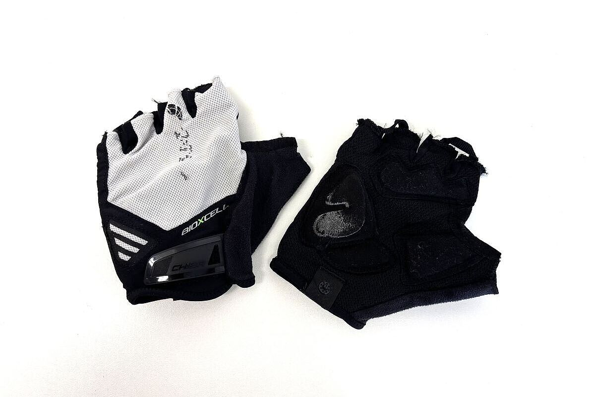 Ein paar weiß-schwarze Kurzfinger-Fahrradhandschuhe von Chiba vor weißem Hintergrund. 