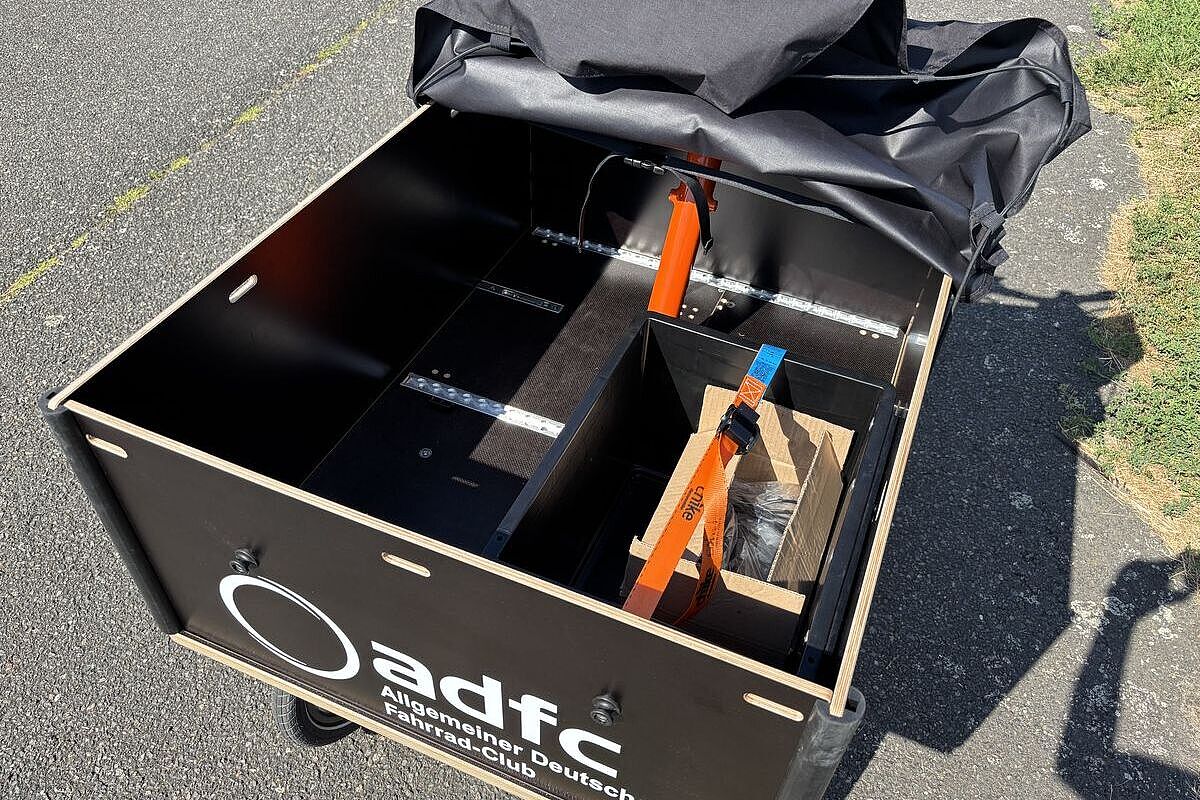 Blick von oben in die Box eines Lastenrads. 