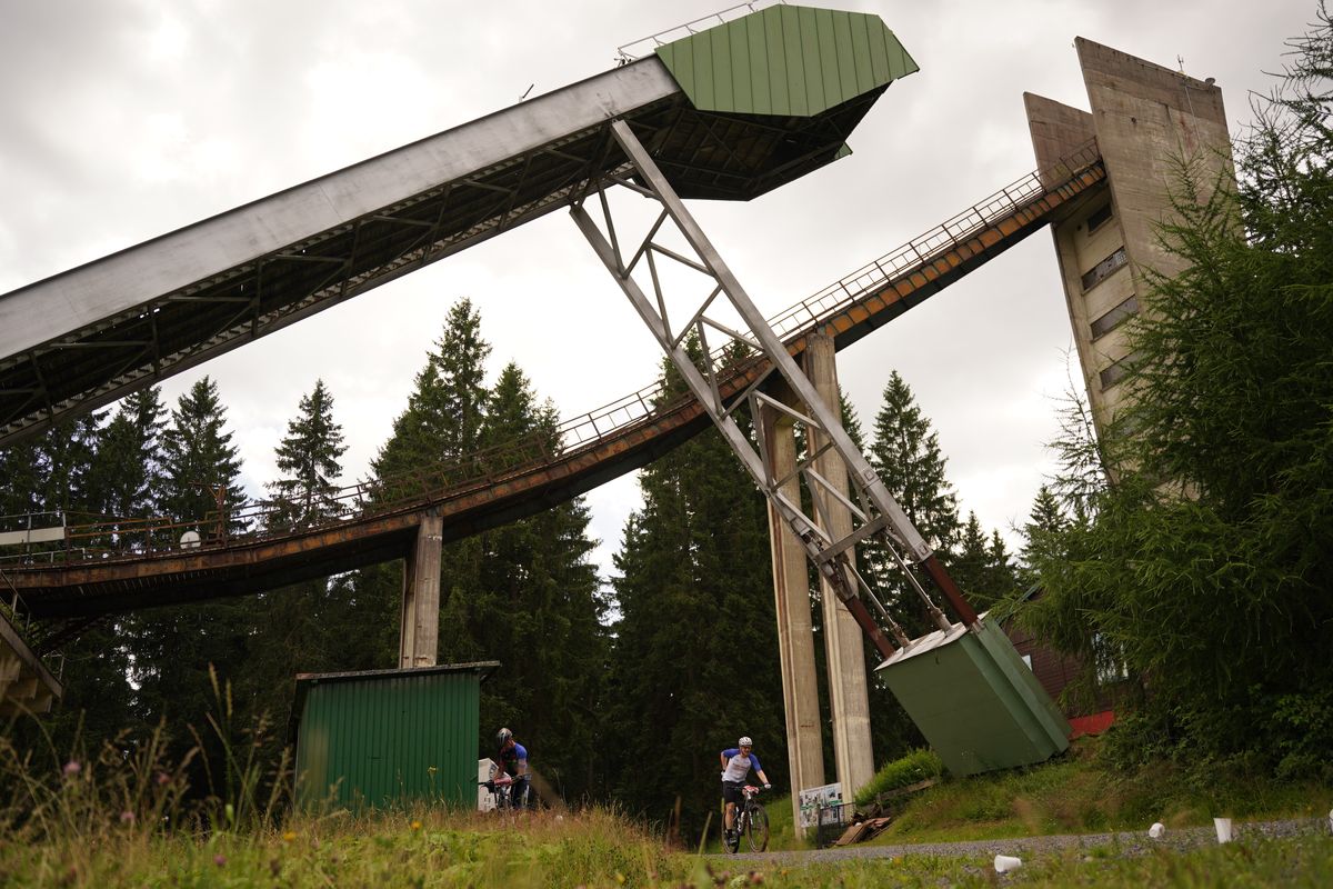 Aufnahme der Erzgebirgsschanze bei Johanngeorgenstadt, die von einem Mountainbiker unterquert wird. 